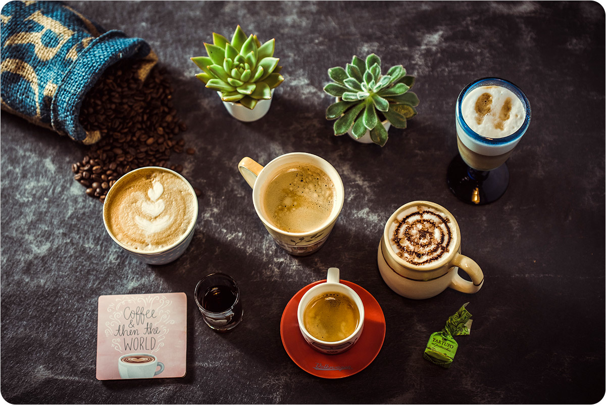 Deko Tisch von oben mit verschiedenen Kaffeetassen und -Sorten